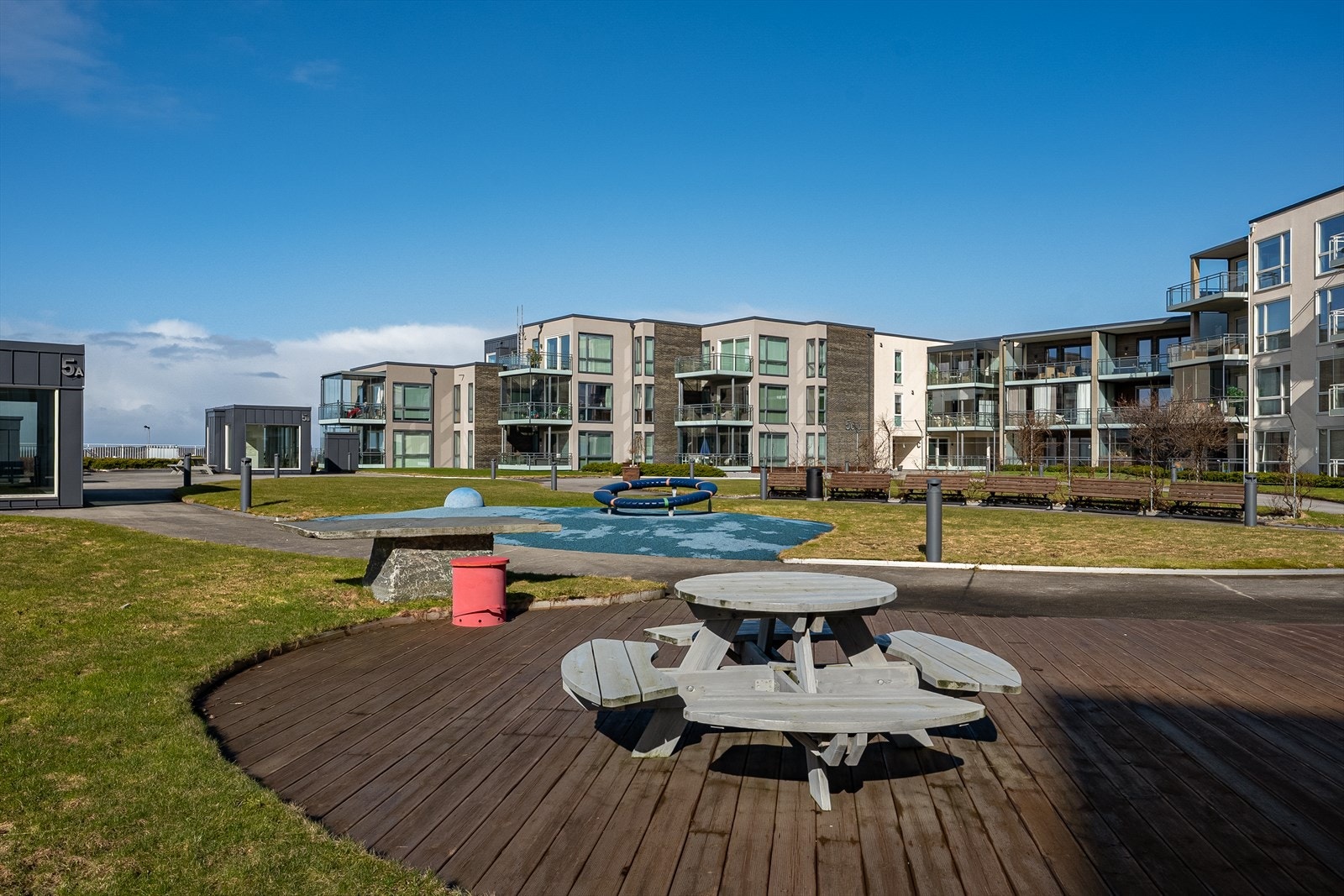 Sameiet har flotte fellesområder med parkanlegg, sittebenker, lekearealer etc. Galleribilde