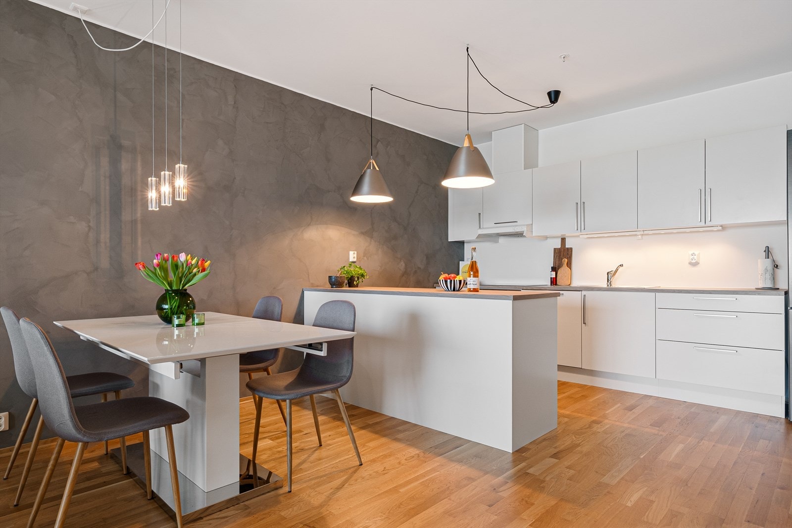 Kjøkkenøyen gir ekstra arbeidsflate og fungerer samtidig som et sosialt samlingspunkt i rommet. Galleribilde