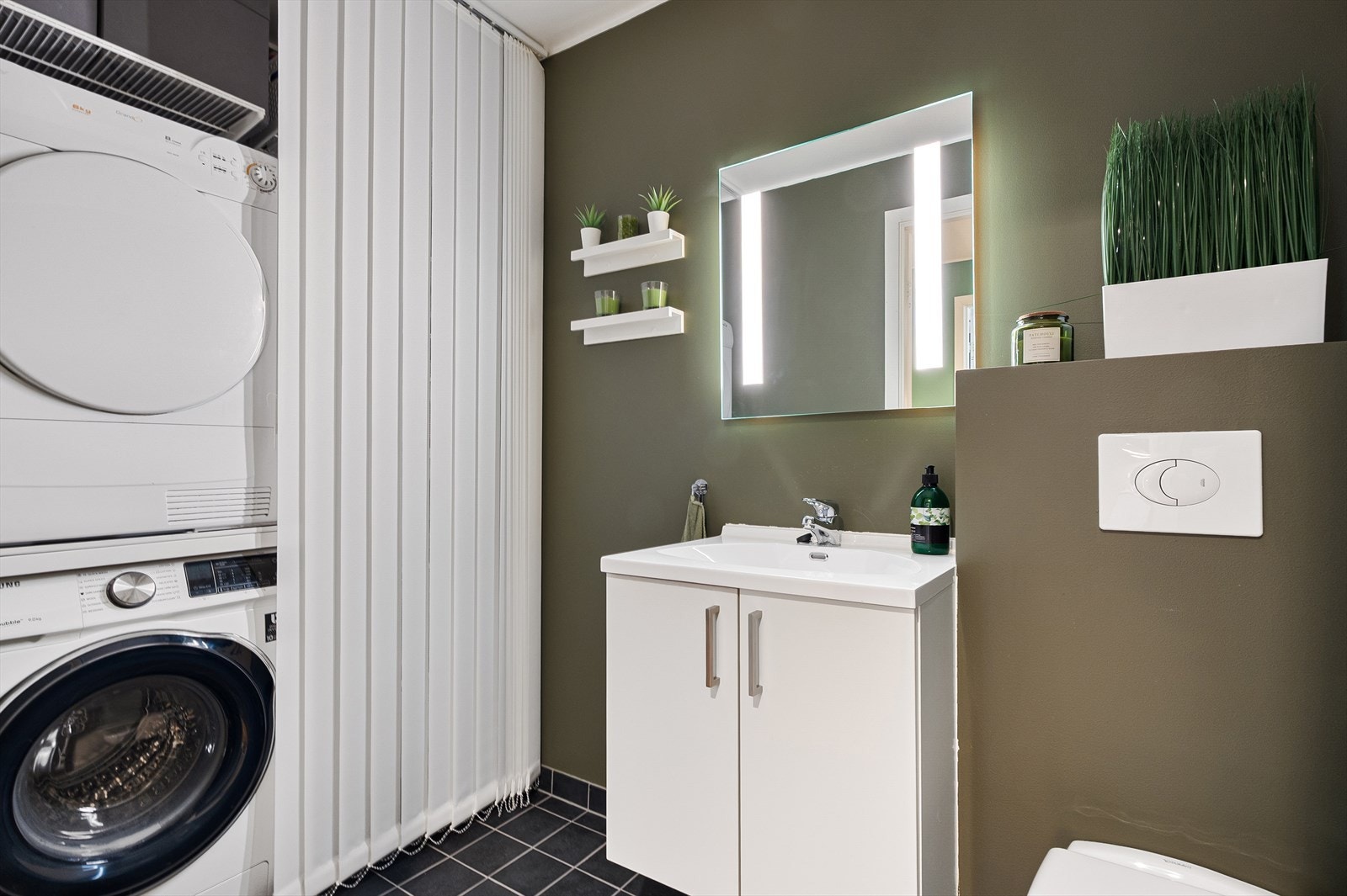 I tillegg har leiligheten et separat toalettrom, innredet med toalett, servant og opplegg for vaskemaskin. Galleribilde