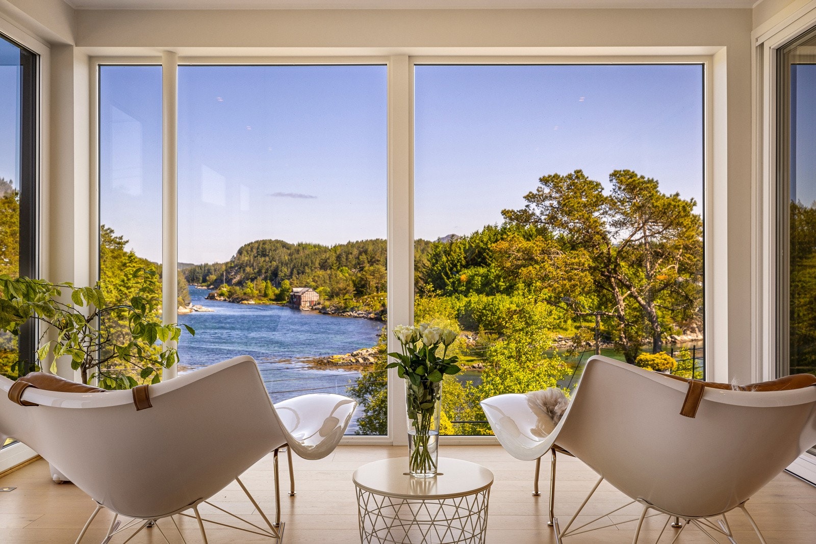 - Boligen har en unik beliggenhet få meter fra sjøen - Galleribilde