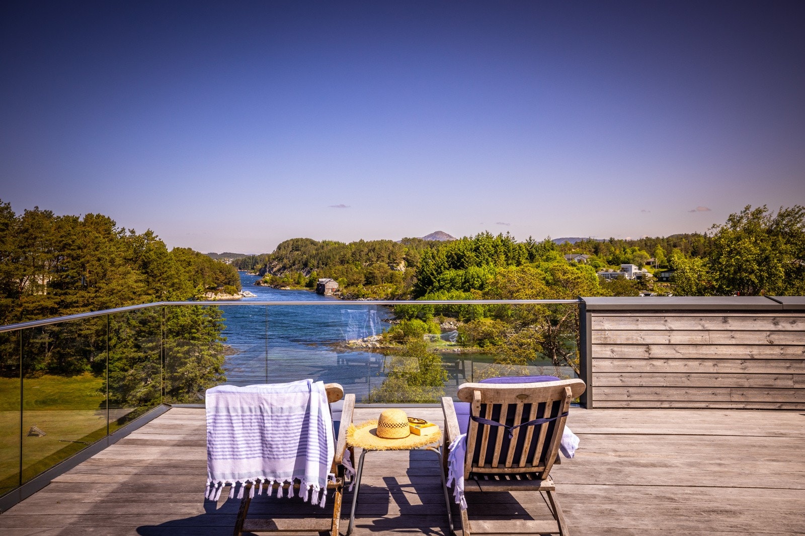 - Takterrasse på 110 kvm med utgang fra stue i 3.etasje, sol fra tidlig morgen til sein kveld midtsommers - Galleribilde