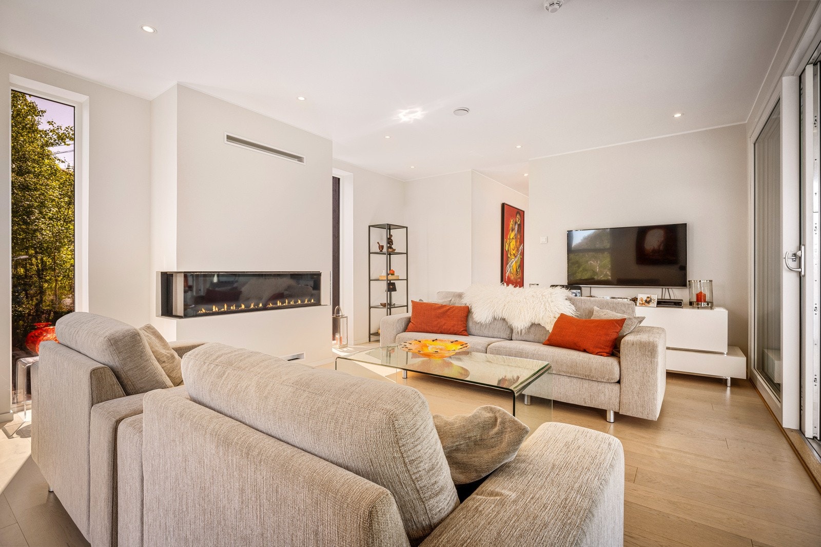 - Det er vannbåren varme i alle gulv foruten boder i underetasjen - Galleribilde