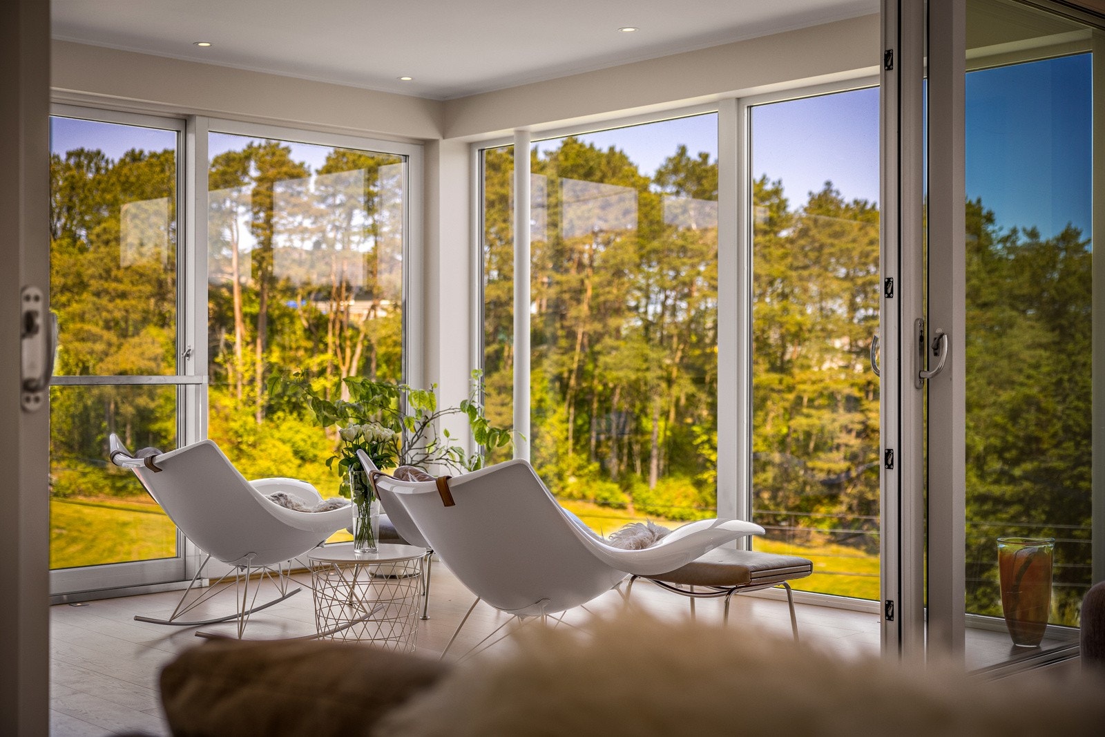 - Vinduene har både solfilter på siden der det kommer sol og er selvrensende på utsiden - Galleribilde