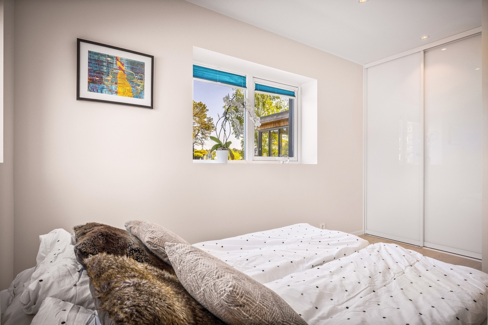 - Soverom med skyvedørsgarderobe - Galleribilde