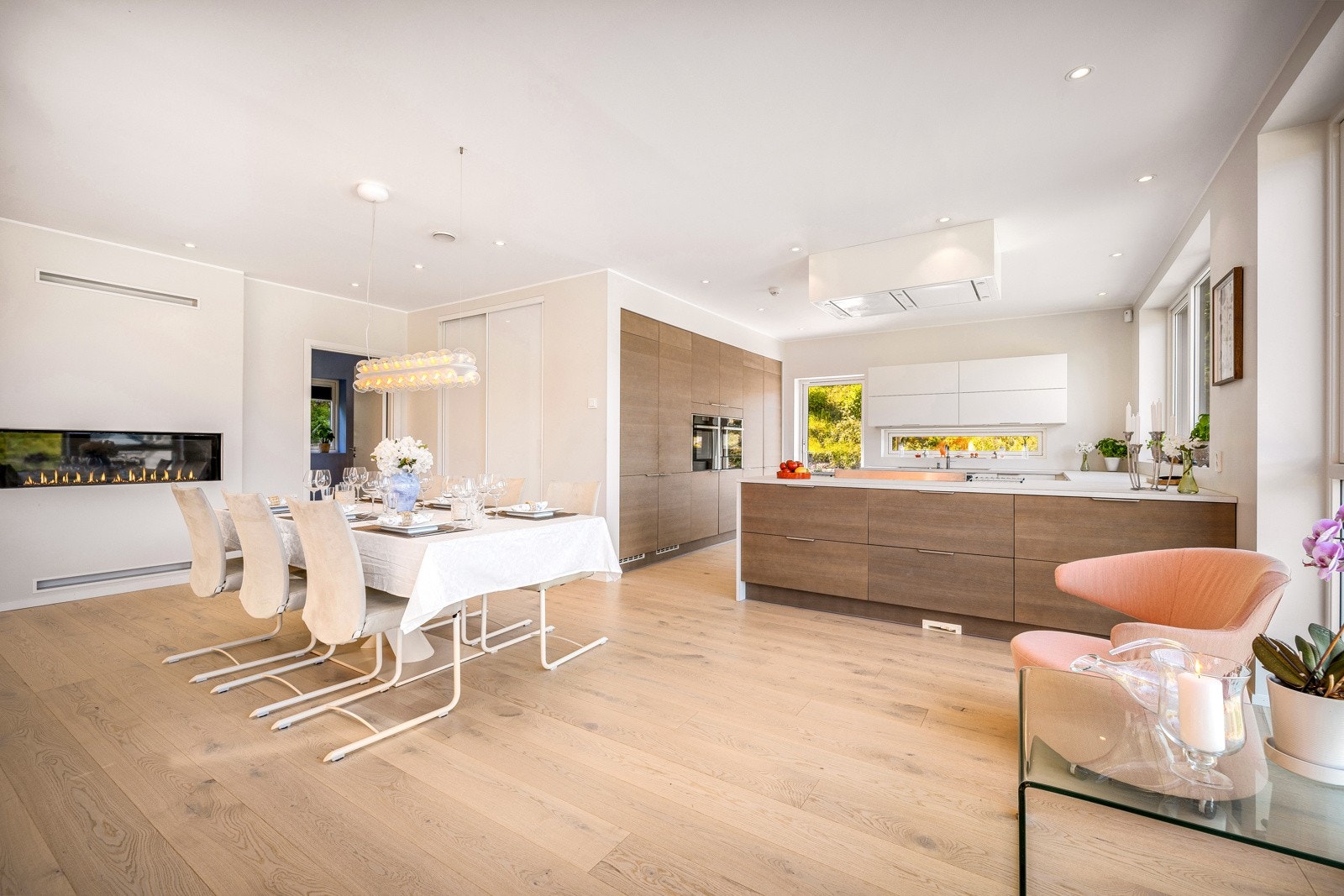 - Kjøkken/spisestue/hall på tilsammen 60 kvm - Galleribilde