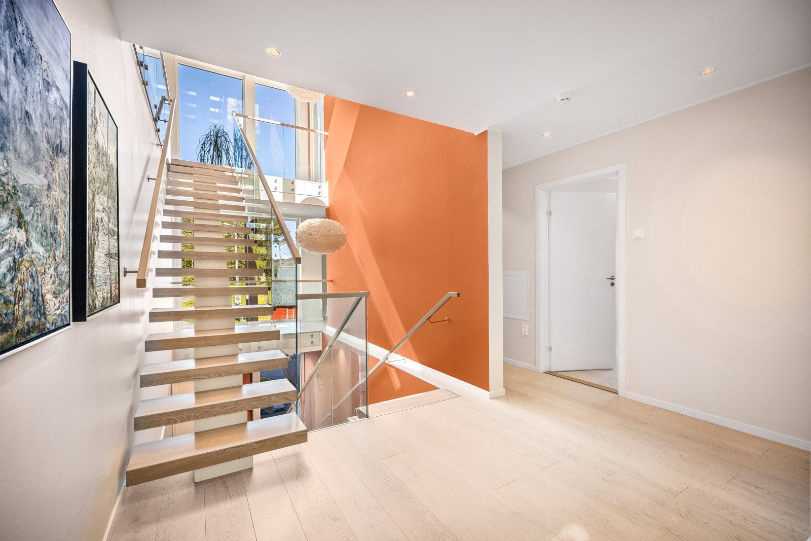 - Trapperom i 1.etasje, Spesialdesignede trapper gir luft og eleganse, samtidig som overflatene henger sammen med huset - Galleribilde