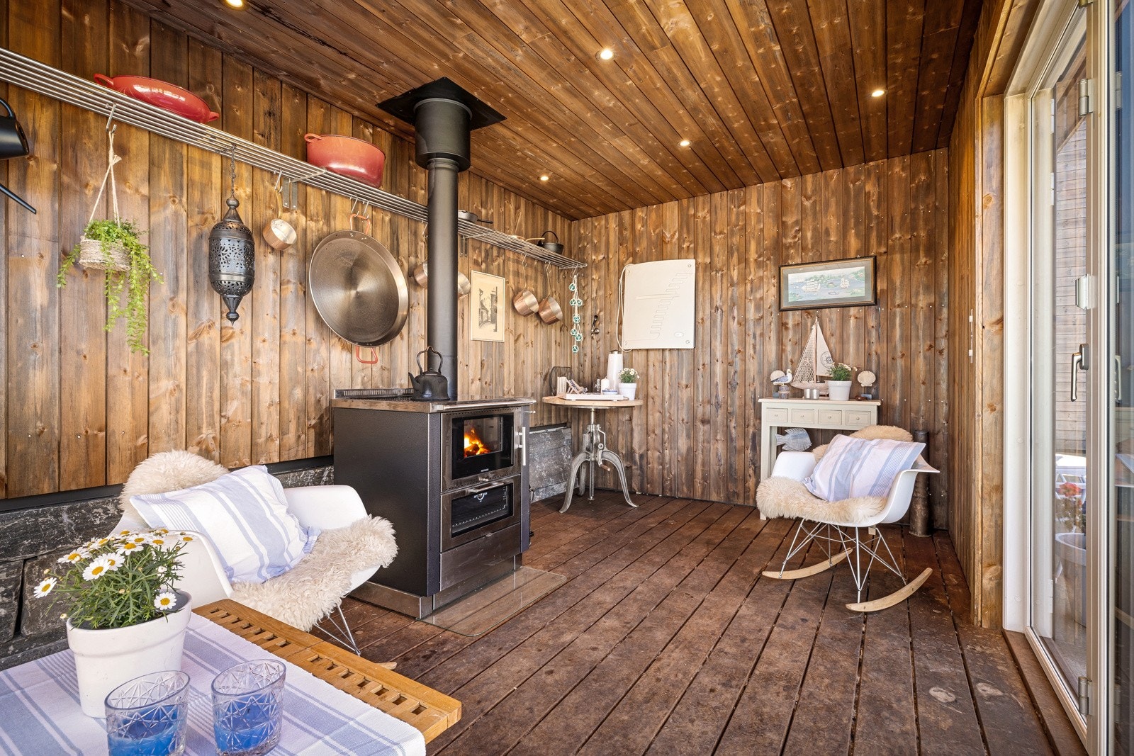 - Hagestue med vedfyrt ovn/komfyr i "high end" kvalitet - Galleribilde