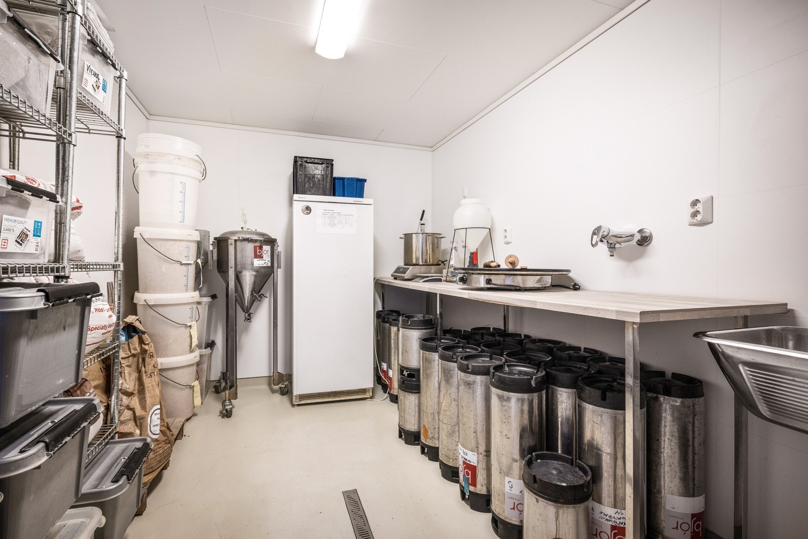 - Bod/bryggeri på 10,4 m/sluk. Damp går direkte ut fra bryggerikjelen i egen kanal. Veggene er kledd med Fibo våtromspanel og betongulvet malt med epoxymaling - Galleribilde