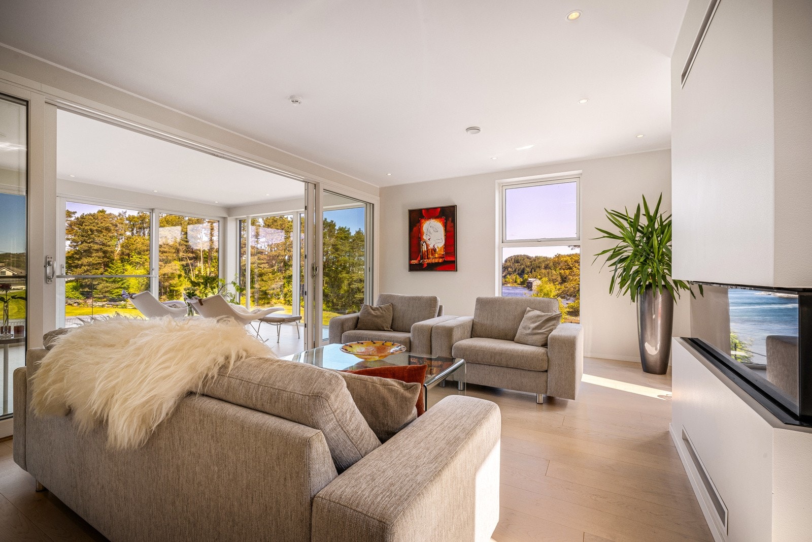 - Stuene kan deles slik at man får en stille stue eller en egen klimasone der man kan sole seg på ettermiddagen hvis det skulle blåse og man ønsker le for vinden - Galleribilde