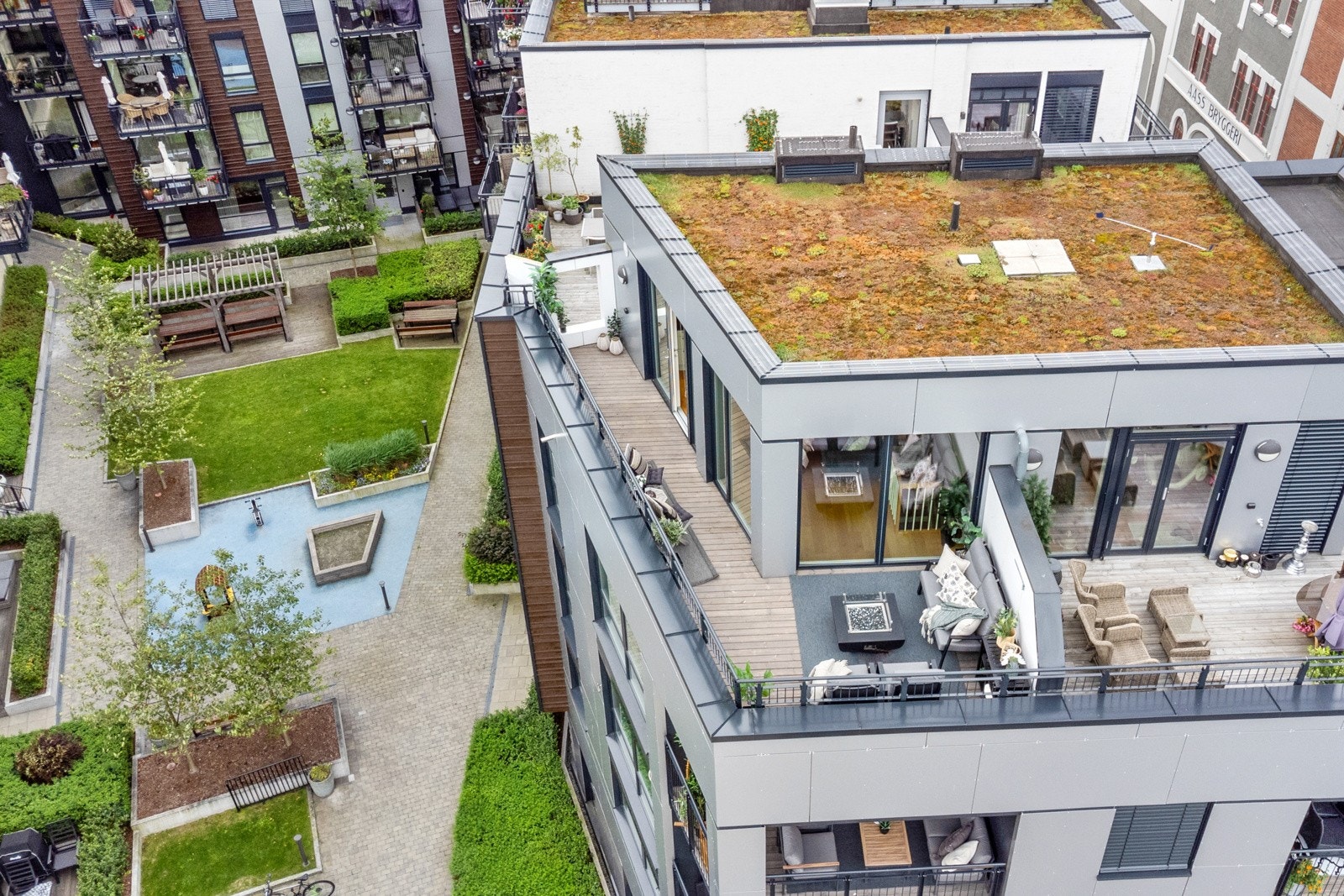 På takterrassen får du med deg den seneste kveldssolen Galleribilde