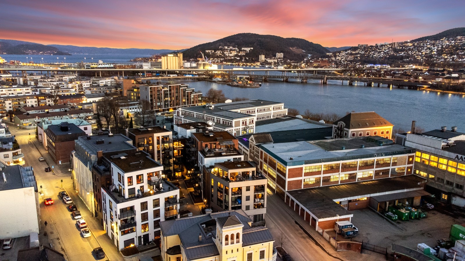 Bygningene ligger rundt et atrium Galleribilde