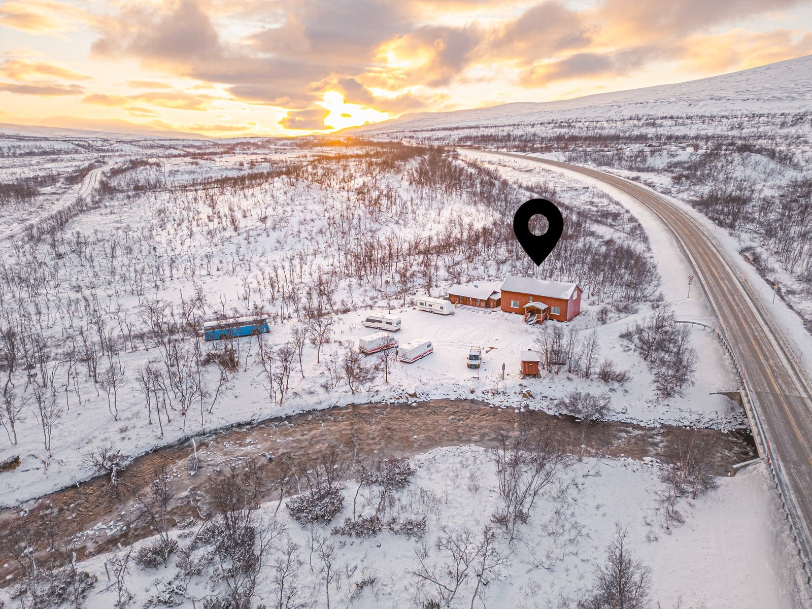 Velkommen til denne innholdsrike hytteeiendommen i Saltfjellveien 1961 & 1963! Galleribilde