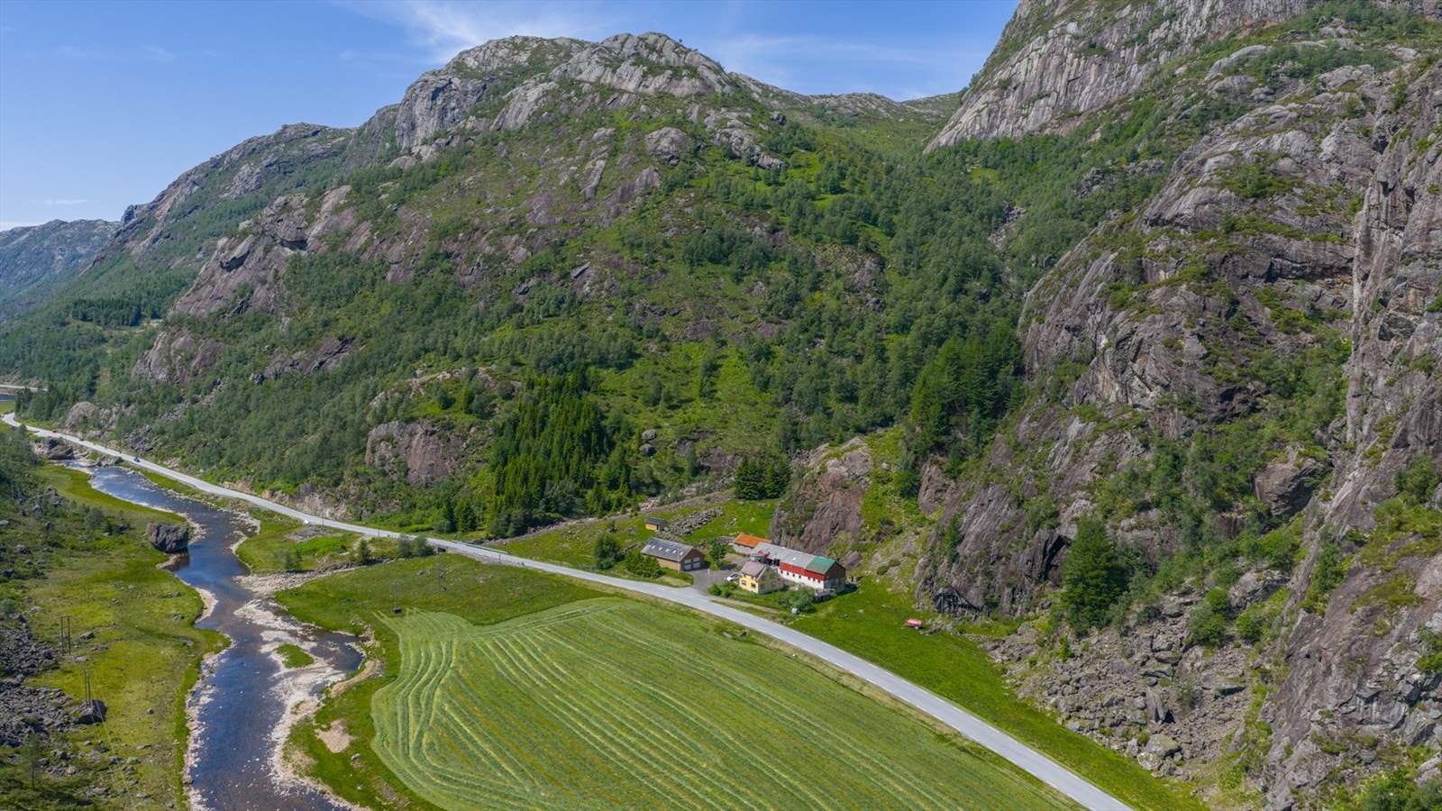 Eiendommen har andel av storviltjakt på hjort og rådyr, samt småvilt og fugl jakt.
Organisert i felles vall for uttak av 1 elg, 15 hjort og 8 rådyr Galleribilde