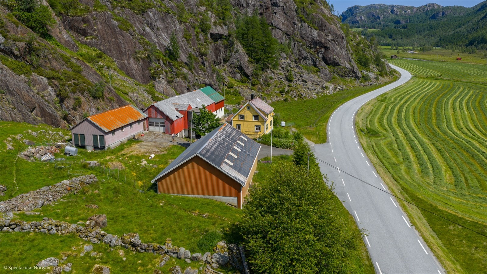 Driftsbygning med sauhus oppført i ca. 1938, tilbygg sauhus i ca. 1985. Galleribilde