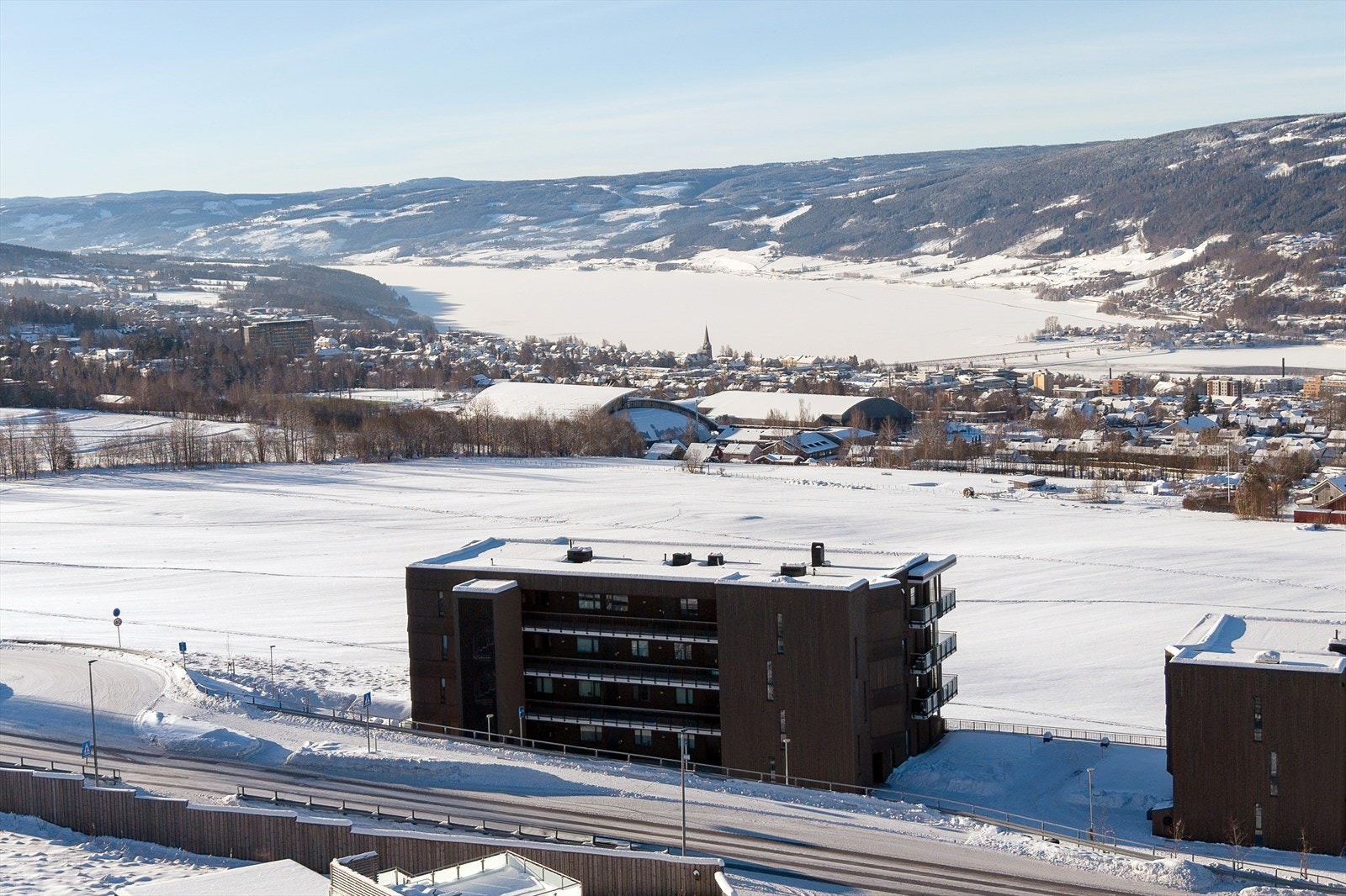 Boligen kombinerer nærhet til natur med byens fasiliteter, med skiløyper og turstier rett utenfor døren. Galleribilde