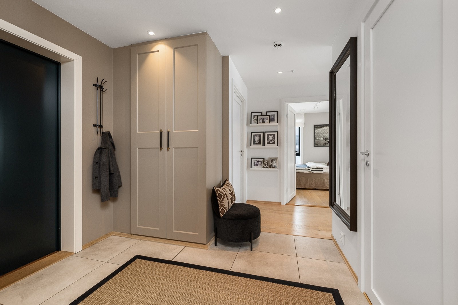 Gangen er lys og gir et godt førsteinntrykk av boligens gjennomgående standard. Galleribilde