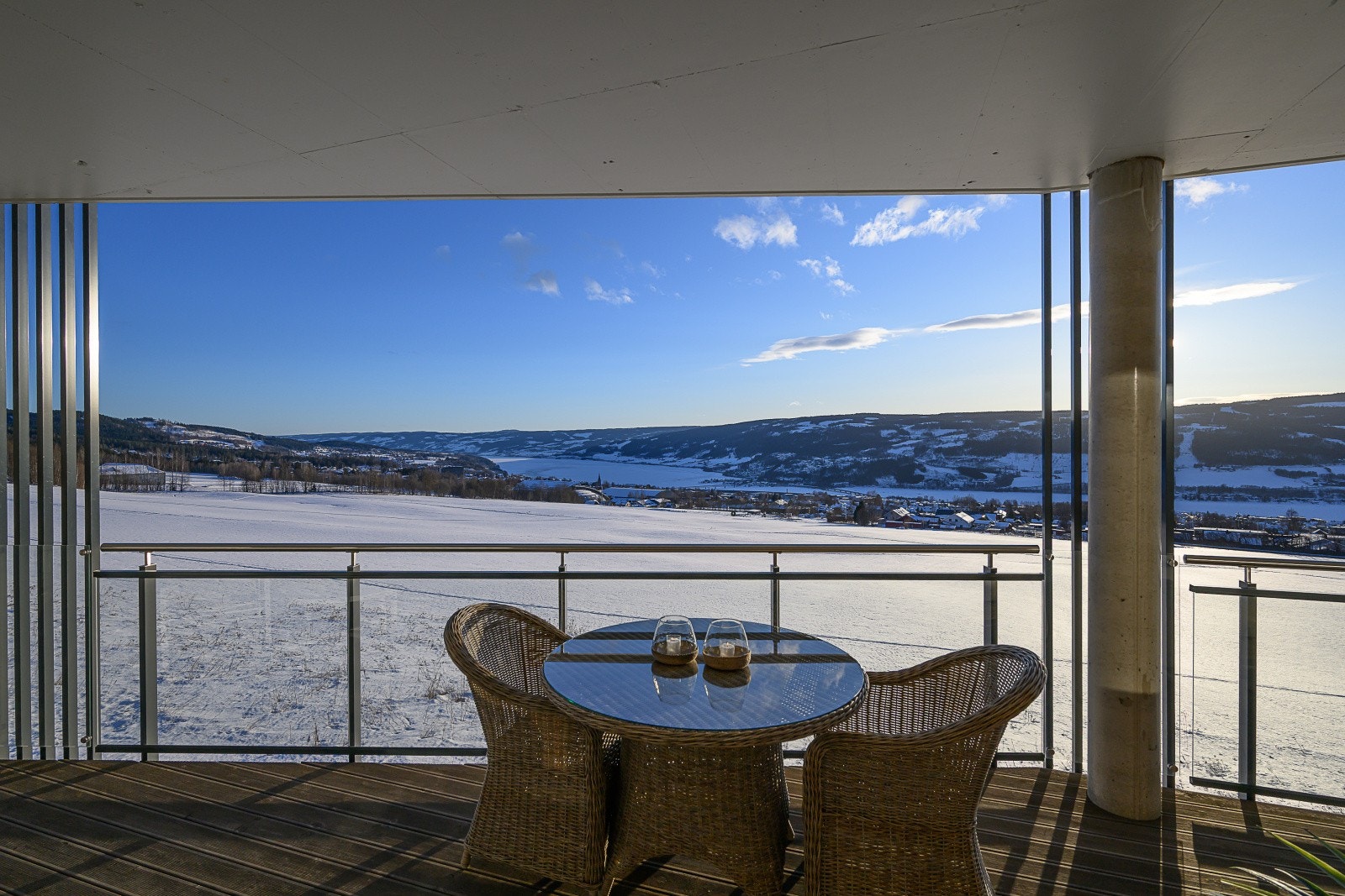 Rekkverket med glassfronter, gir en uhindret ,vidstrakt utsikt. Galleribilde