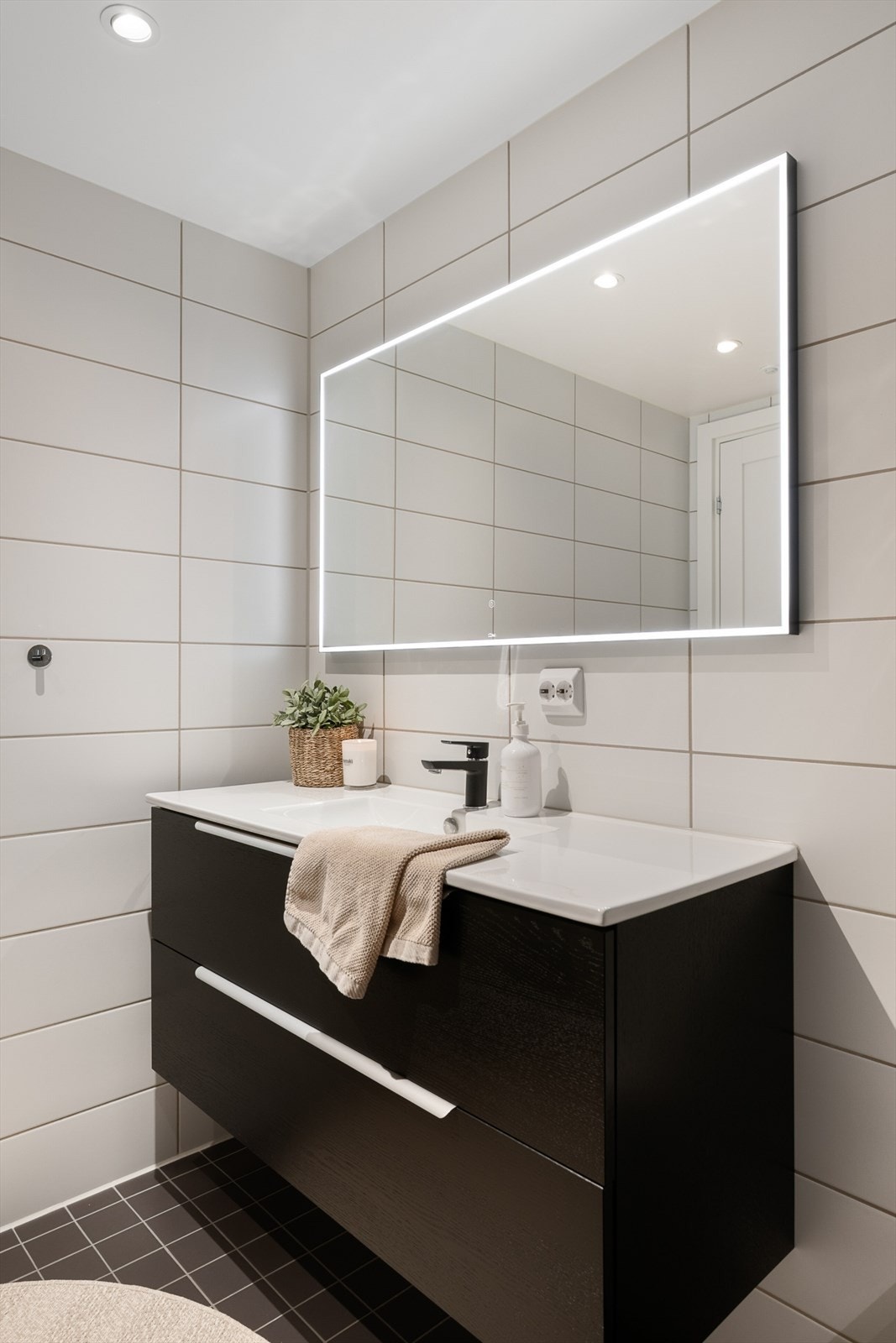 Leilighetens andre bad er like praktisk som det er stilfullt, og ble oppgradert i 2024. Galleribilde