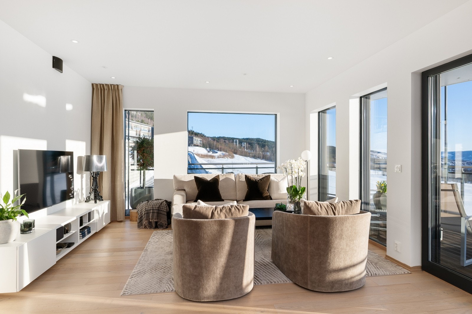 Leiligheten kjennetegnes av en god og romslig planløsning. Galleribilde