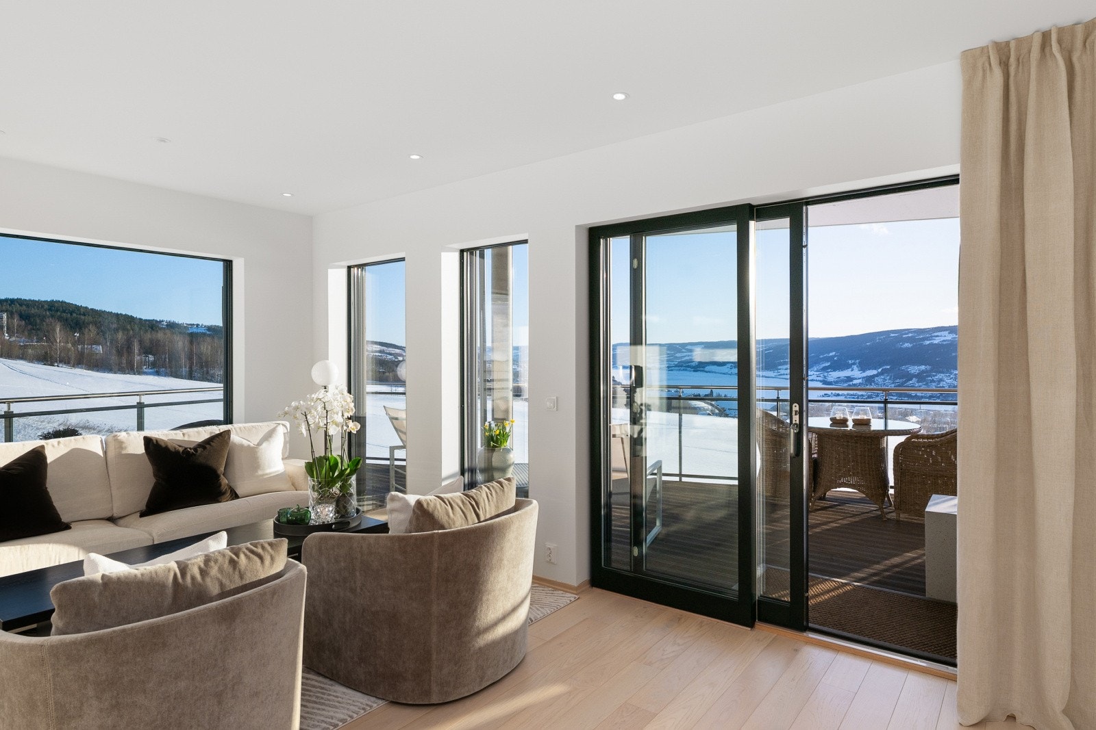 Fra stuen er det direkte utgang til den store terrassen som blir et ekstra oppholdsrom i sommerhalvåret. Galleribilde