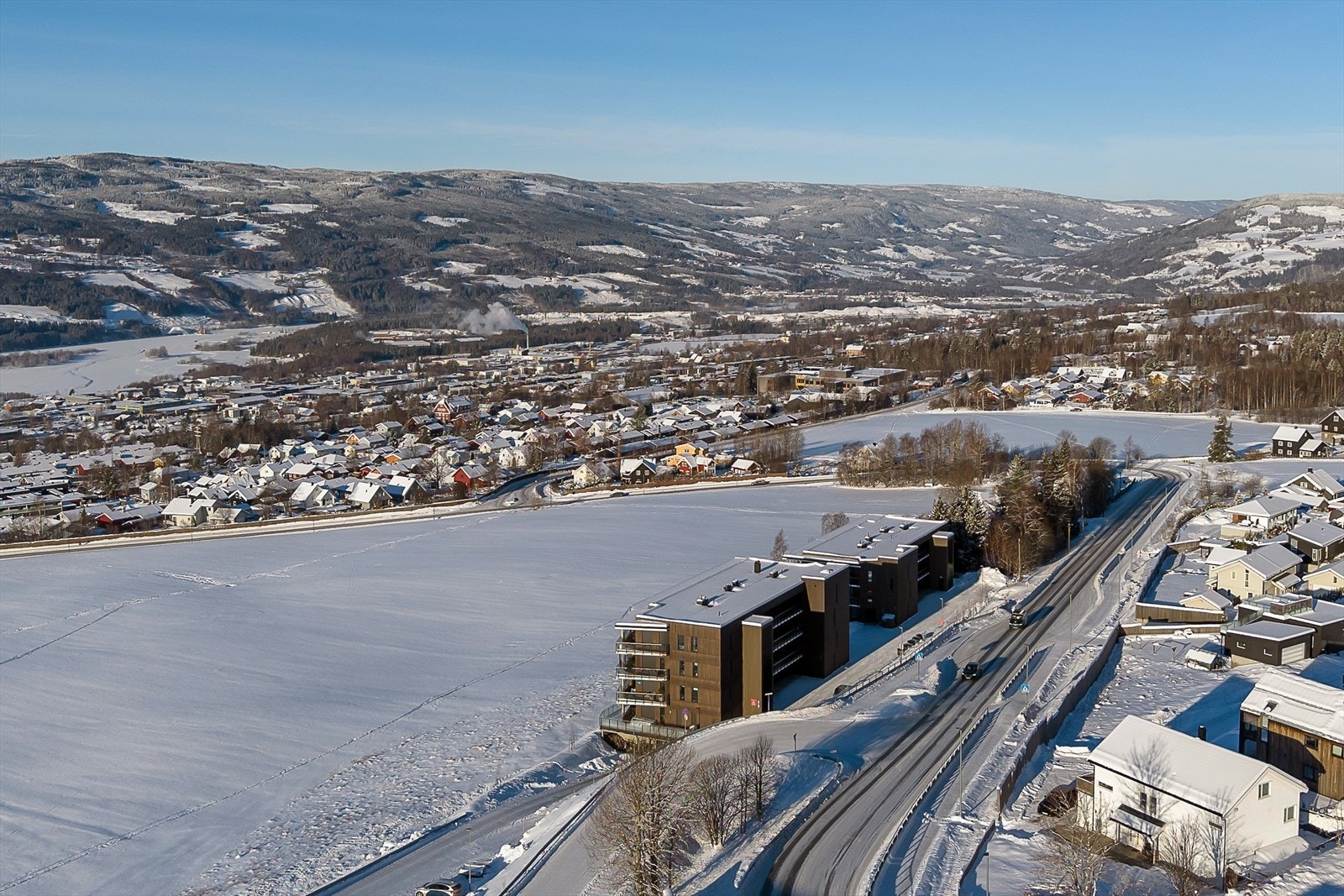 Kort kjøretur til Lillehammer sentrum med alle servicetilbud, bussholdeplass har du rett på oversiden av bygget. Galleribilde