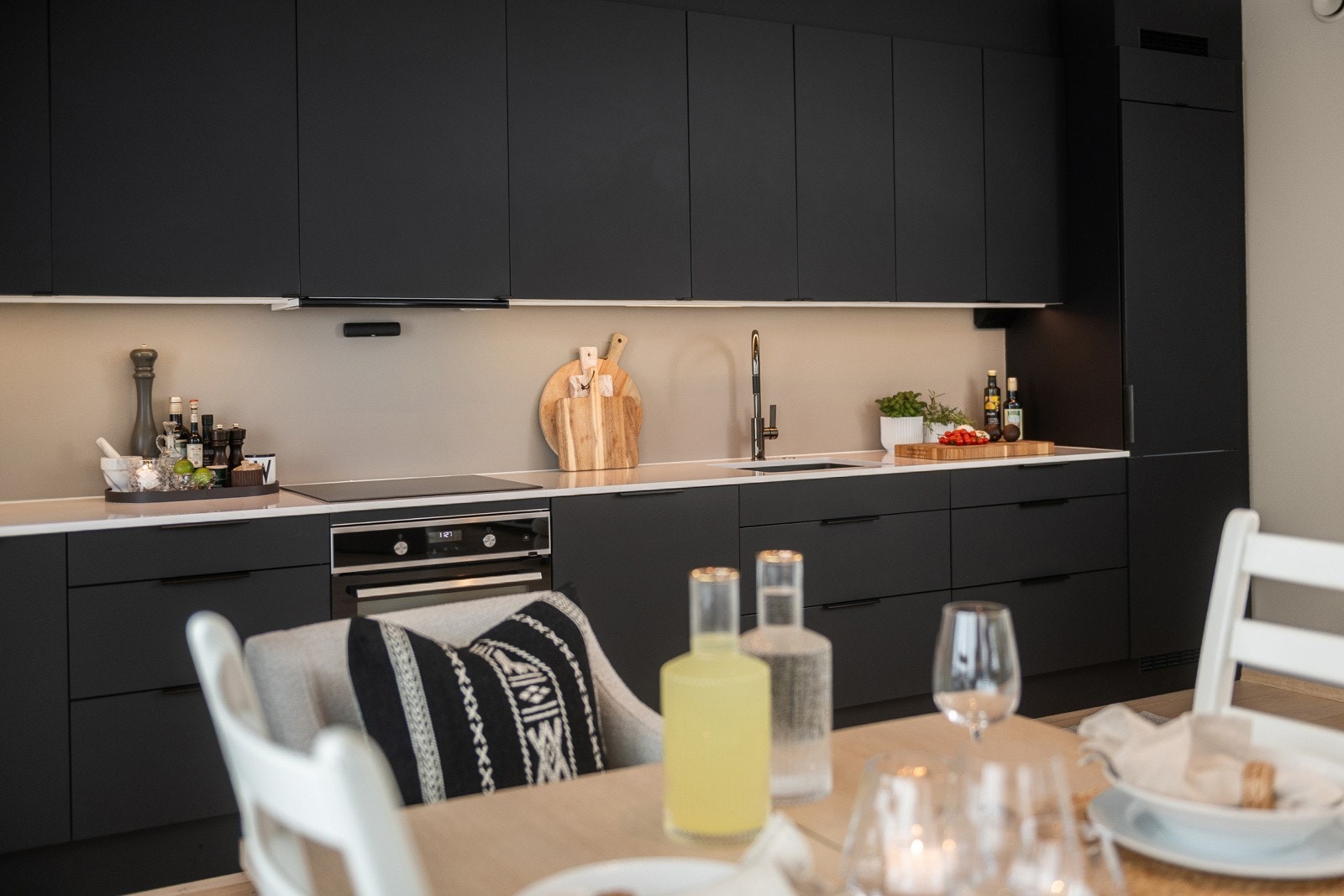 Kjøkkenet har rikelig med benke- og skapplass. Galleribilde