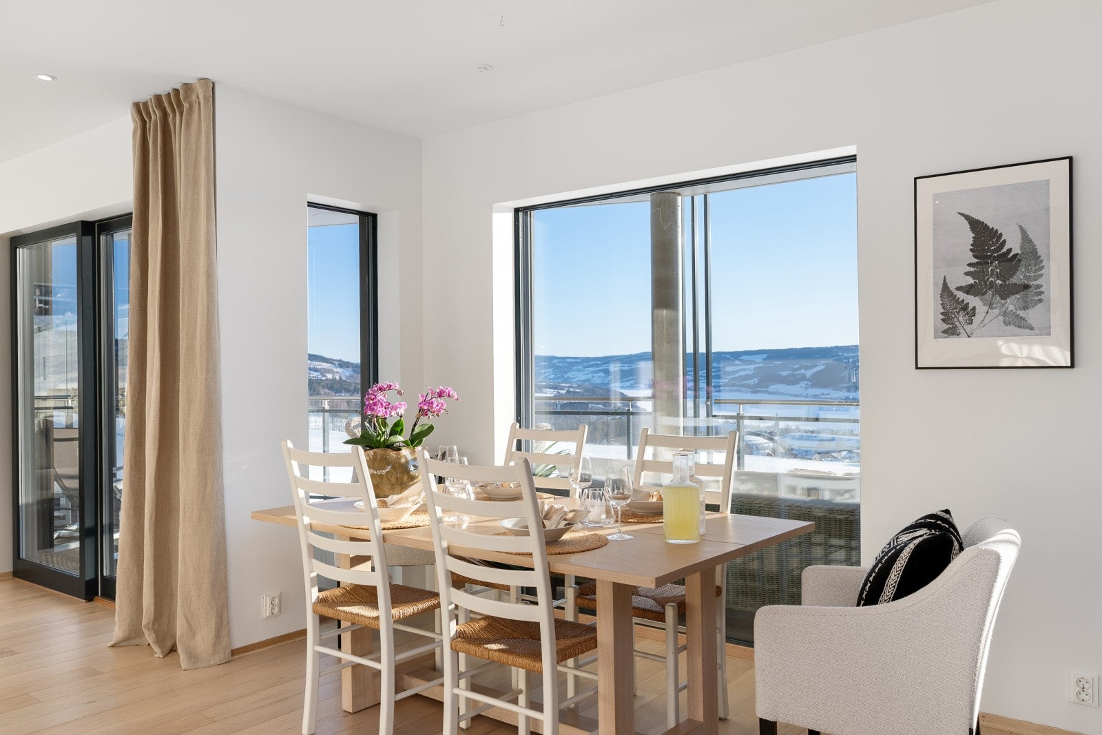 Spiseplassen er naturlig plassert mellom kjøkkenet og stuen. Galleribilde