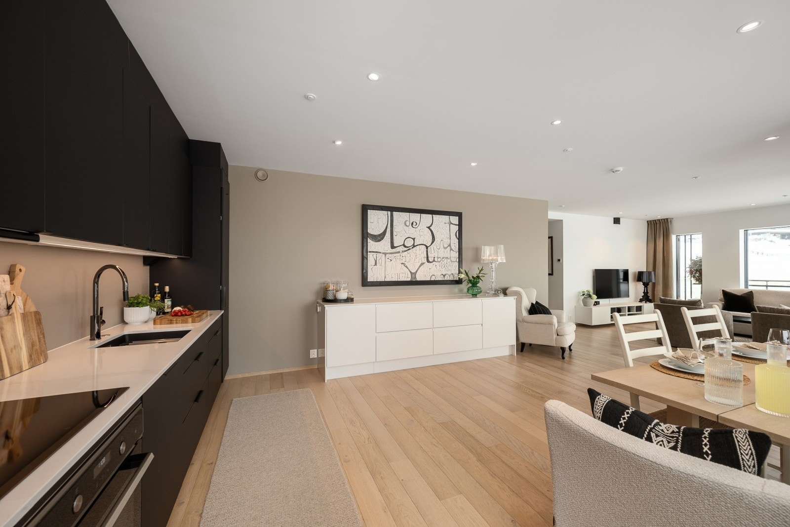 Den åpne løsningen gir god kontakt med gjestene mens man tilbereder mat. Galleribilde