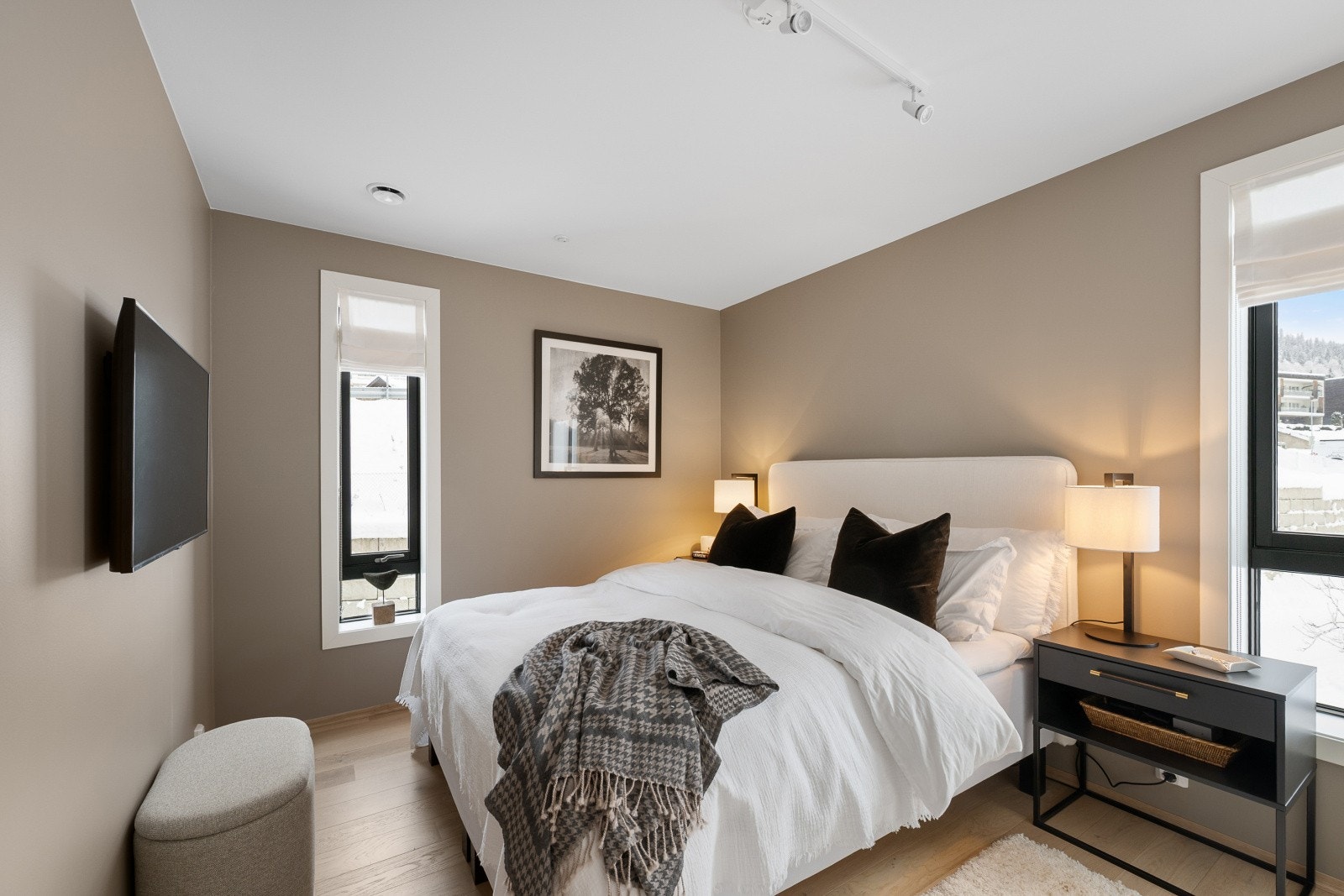 Hovedsoverommet er romslig med plass til dobbeltseng og fikk ny garderobeløsning i 2024. Galleribilde