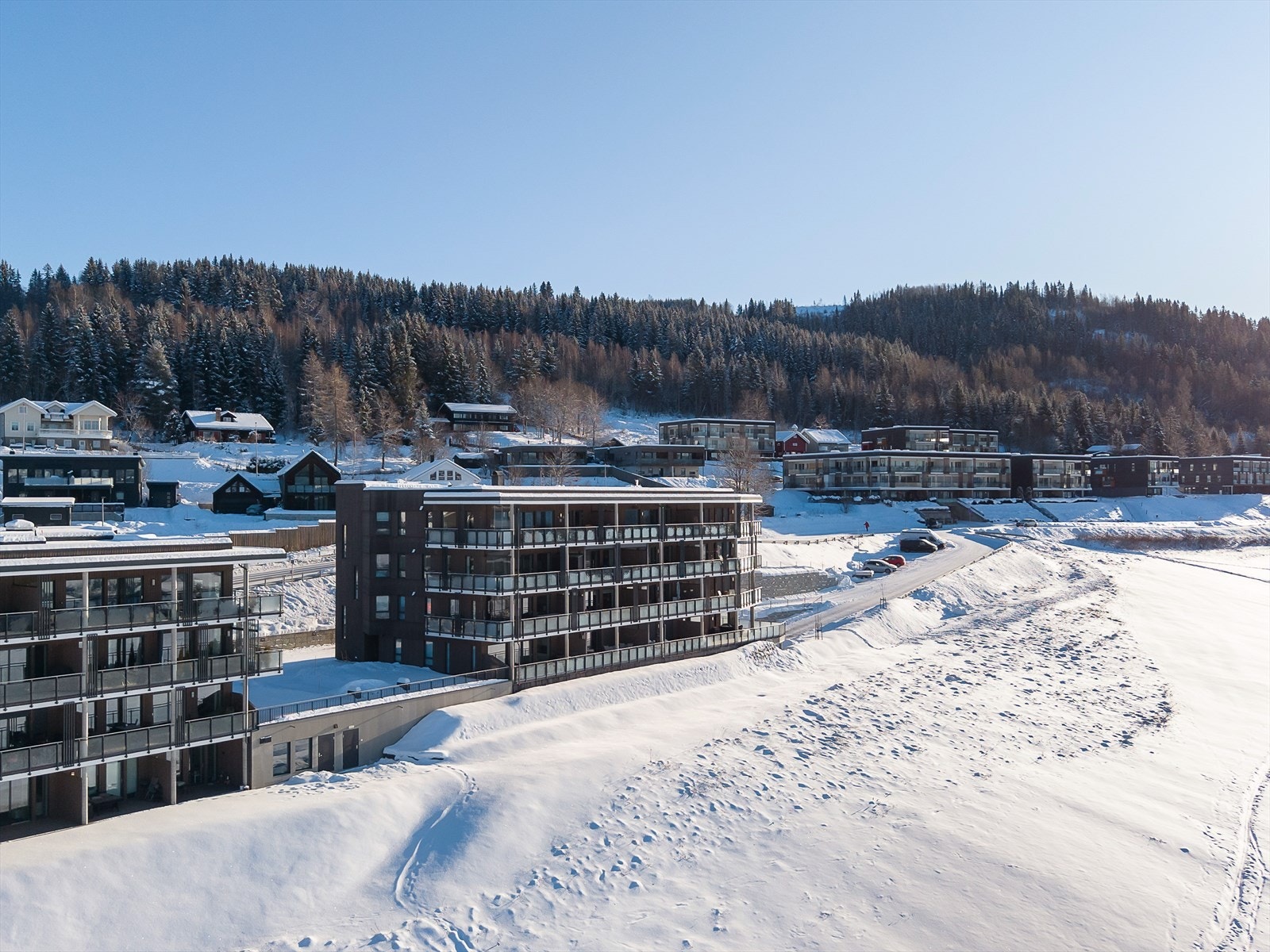 Bygget har en stilren arkitektur med trepanel og store glassflater. Galleribilde