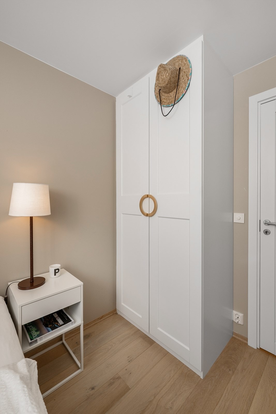 God plass til garderobeskap på soverommene. Galleribilde