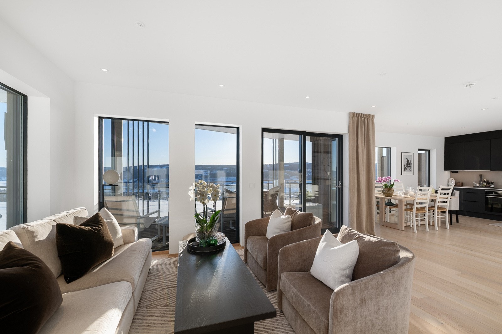 Ekstra takhøyde i stue- og kjøkkendelen gir en utmerket romfølelse og den åpne løsningen skaper en luftig og sosial atmosfære. Galleribilde