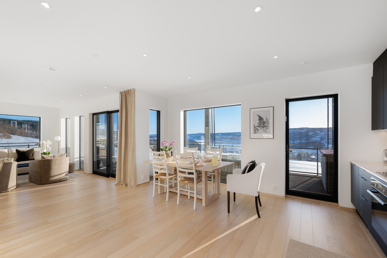 Godt med vindusflater som slipper inn rikelig med dagslys. Galleribilde