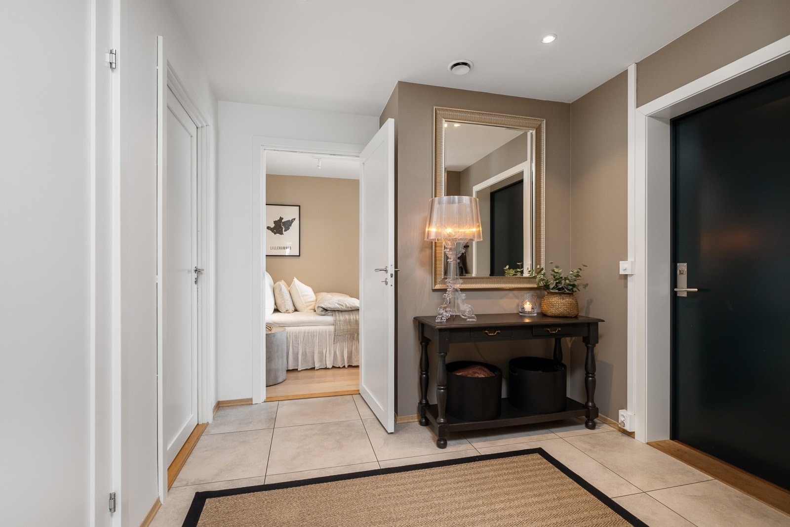 Leiligheten har vannbåren gulvvarme i de fleste rom, samt balansert ventilasjon. Galleribilde