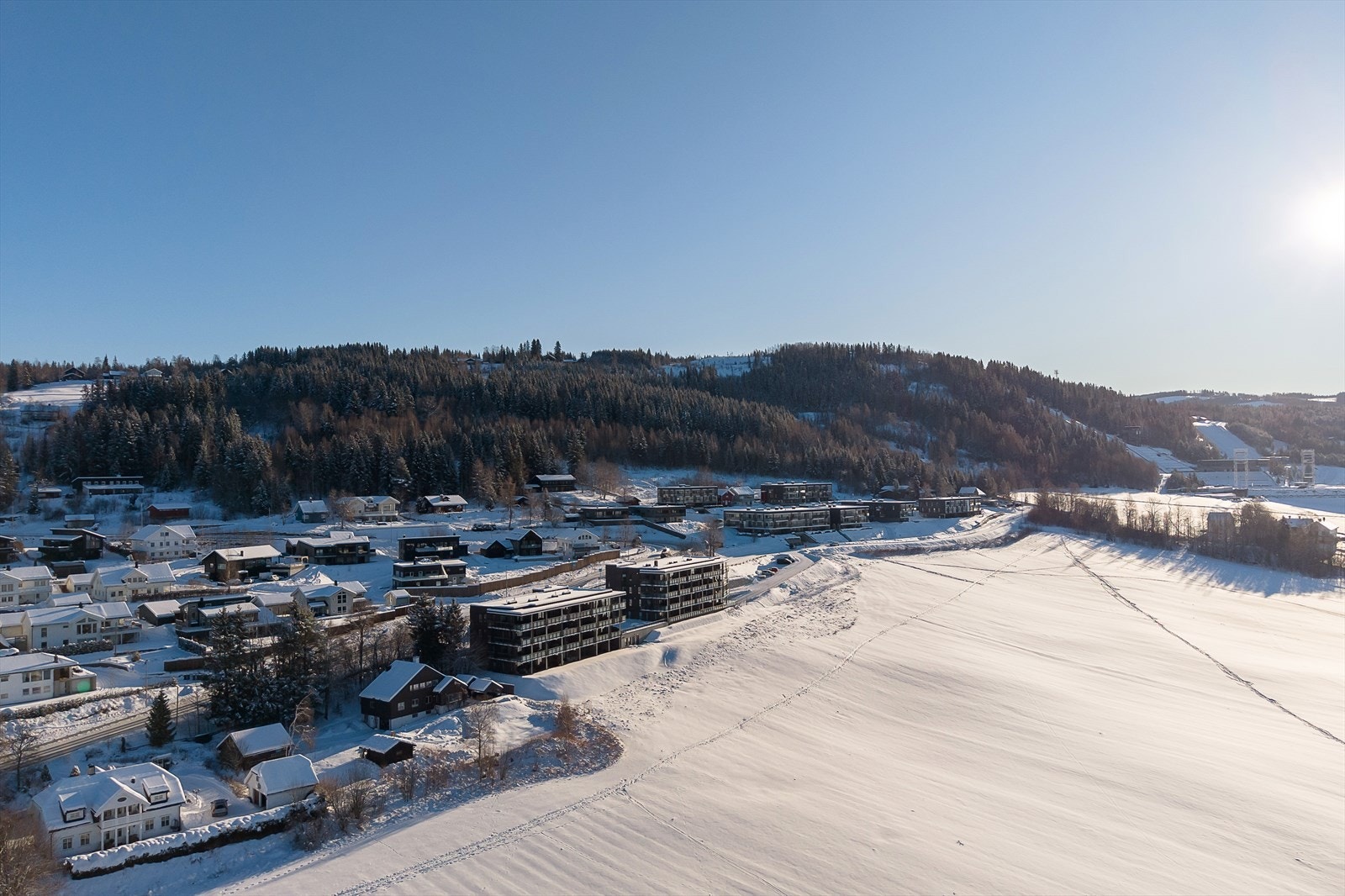 Området byr på et mangfold av tur- og skiløyper rett utenfor døren, og ca. 10 minutters gange til Stampa,
Olympiaparken, NTG/NTGU, Håkons hall mm. Galleribilde