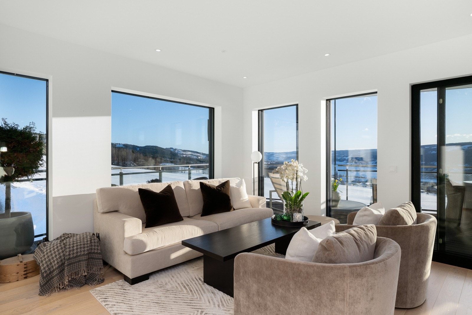 Elektriske screens på vinduene i stuen gir effektiv solskjerming ved behov og en har enkelt tilgang til den store terrassen. Galleribilde