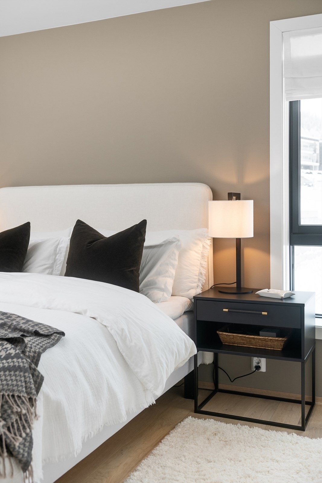 Gjennomgående materialvalg skaper en helhetlig og rolig atmosfære. Galleribilde