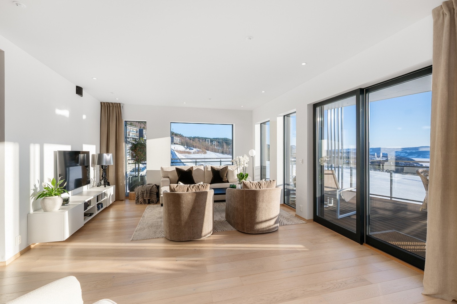 Gjennomgående enstavs eikeparkett binder rommene sammen på en elegant måte. Galleribilde