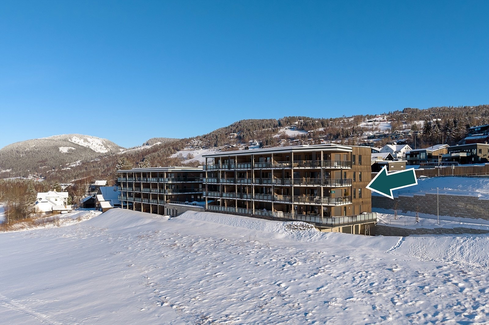 Lekker 4-roms hjørneleilighet med 40 kvm terrasse, garasje og heis. Galleribilde