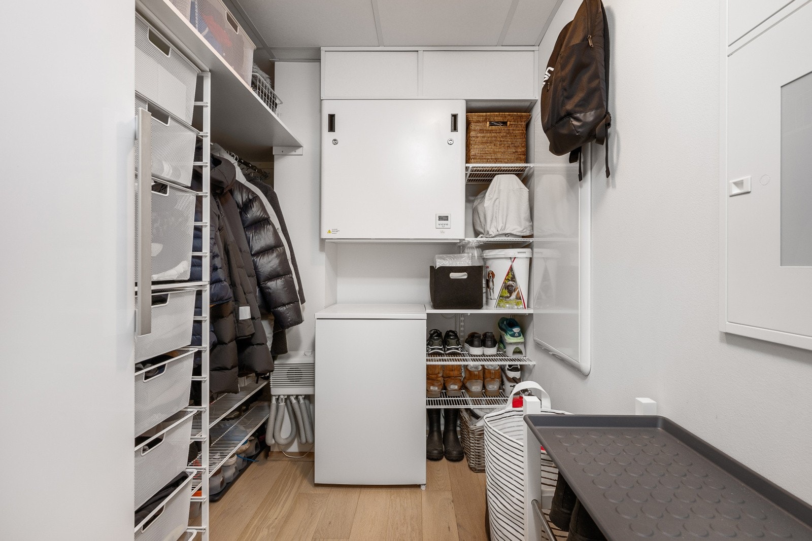 En praktisk innvendig bod sørger for god lagrings- og garderobeplass. Galleribilde
