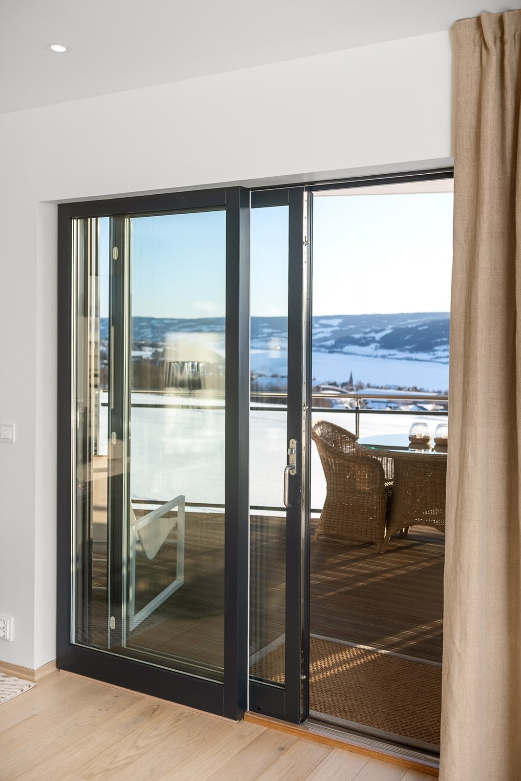 Skyvedør ut til terrassen. Galleribilde