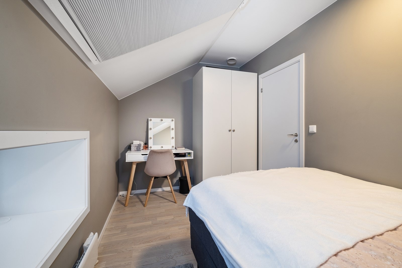 Soverom 4 har plass til seng, nattbord og garderobeskap. Galleribilde