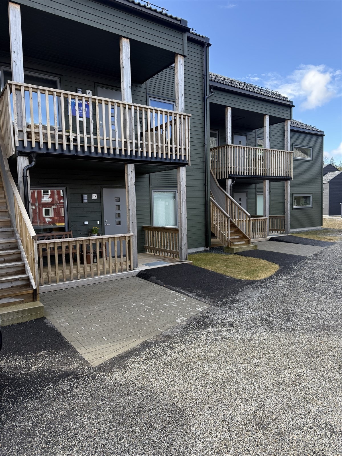 Asfaltert gårdsplass med belegningstein. Galleribilde