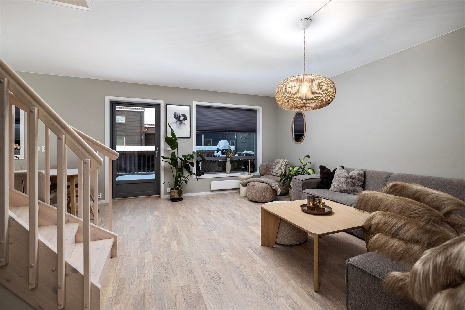 Fra stuen er det direkte utgang til en romslig balkong. Galleribilde