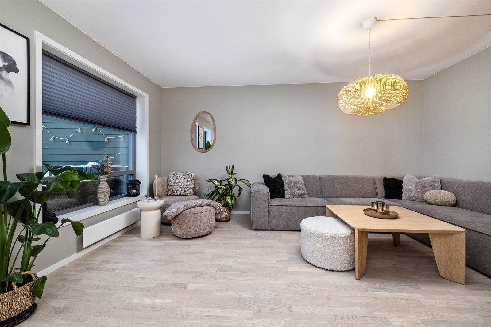 Vinduet slipper inn godt med naturlig lys, som gir rommet en luftig og åpen følelse. Galleribilde