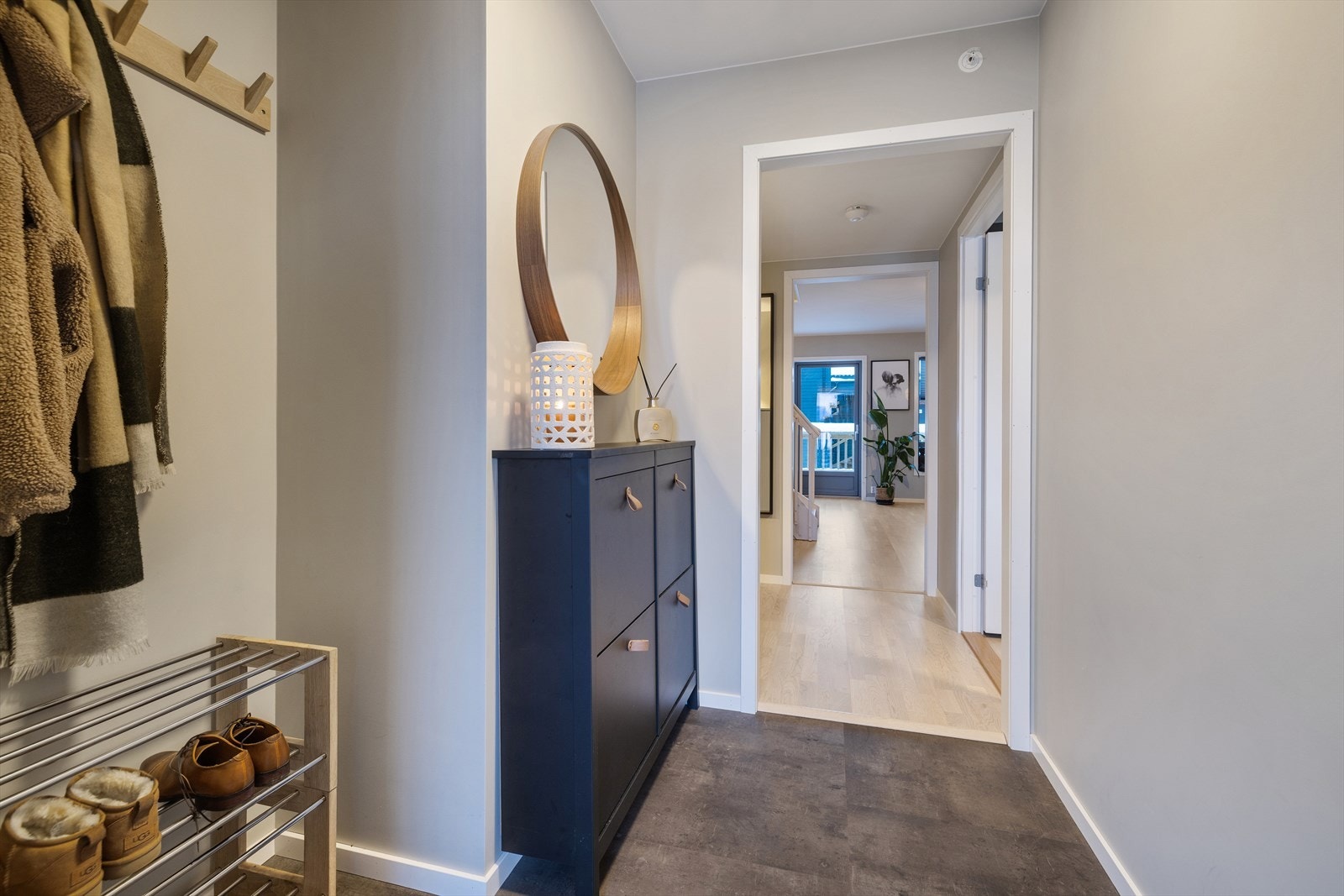 Velkommen inn til en lys og praktisk entré med plass til å henge fra seg yttertøy. Galleribilde