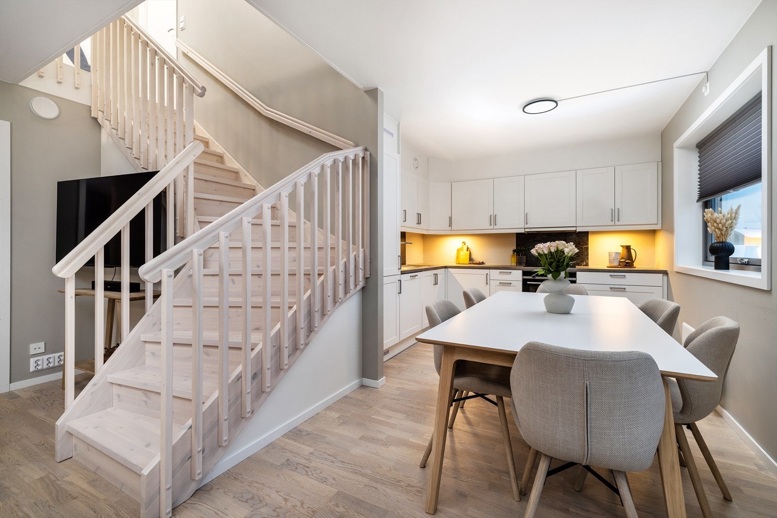 Velkommen til en flott bolig med en meget praktisk planløsning med åpne stue/ kjøkken løsning. Galleribilde