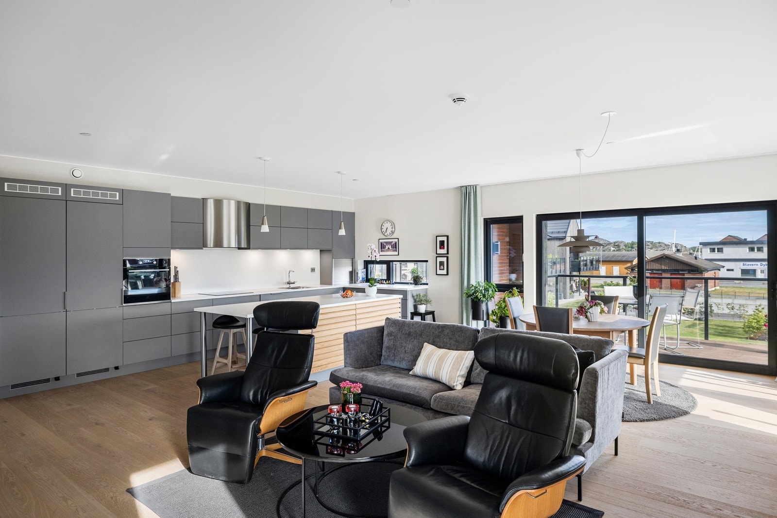 Stua har god plass til familie og gjester med flere oppholdssoner Galleribilde