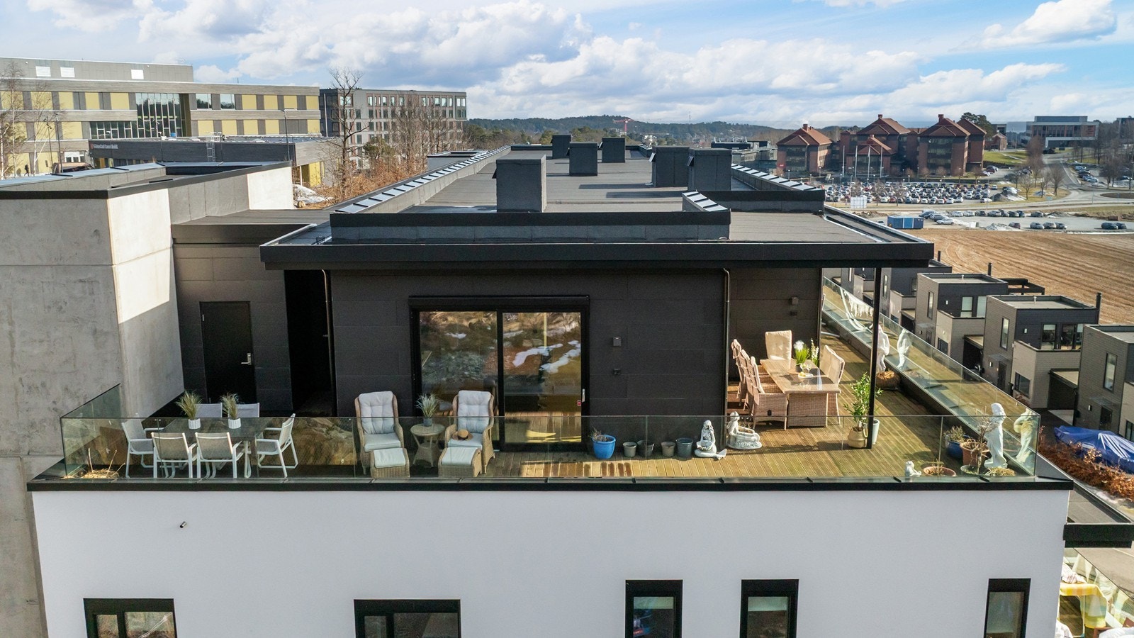 Terrassen er romslig og går i vinkel Galleribilde