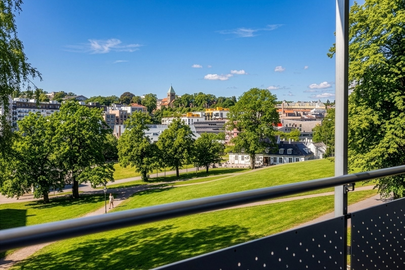 Her bor man midt i byens kjerne samtidig at man har tilgang til grønne lunger perfekt for avslapning. Galleribilde